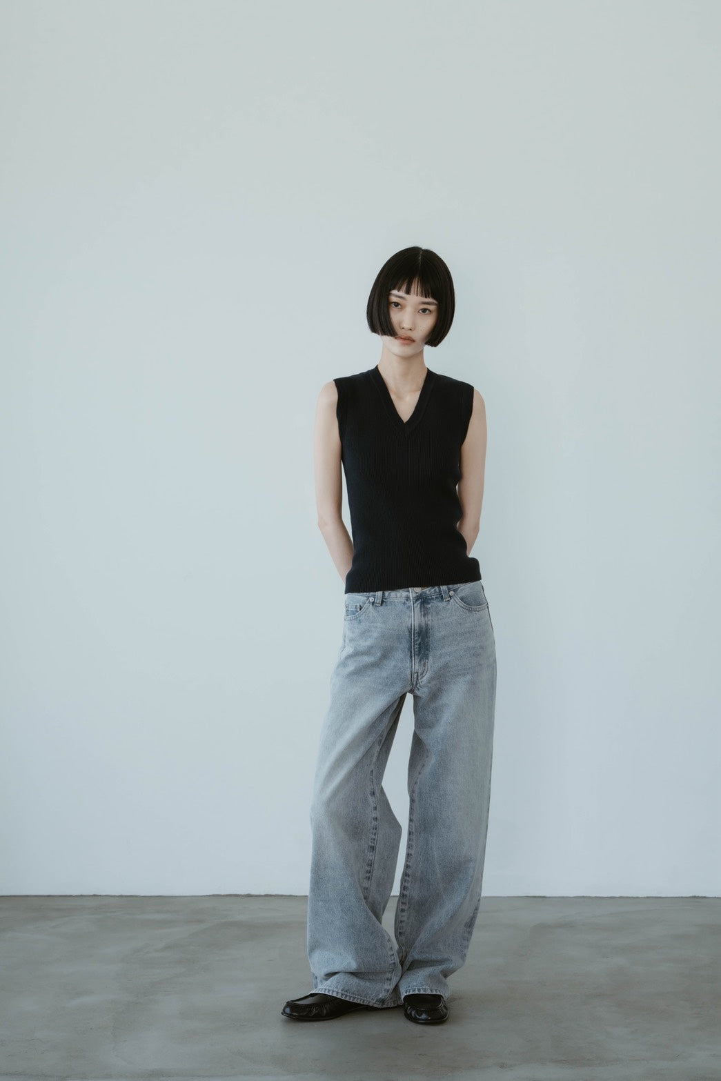 V NECK NOSLEEVE TOPS