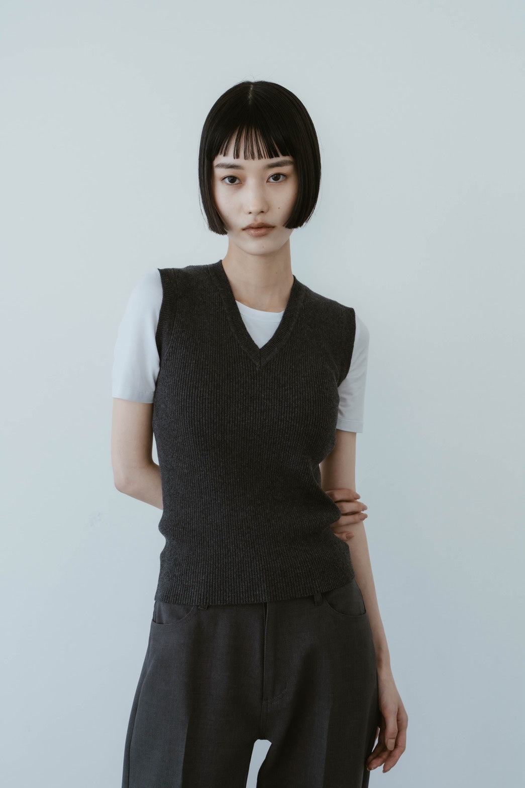 V NECK NOSLEEVE TOPS
