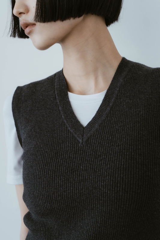 V NECK NOSLEEVE TOPS