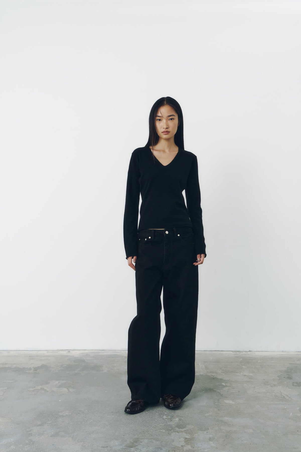 ROUND V NECK KNIT/BLACK