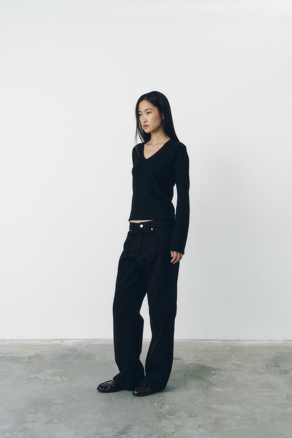 ROUND V NECK KNIT/BLACK