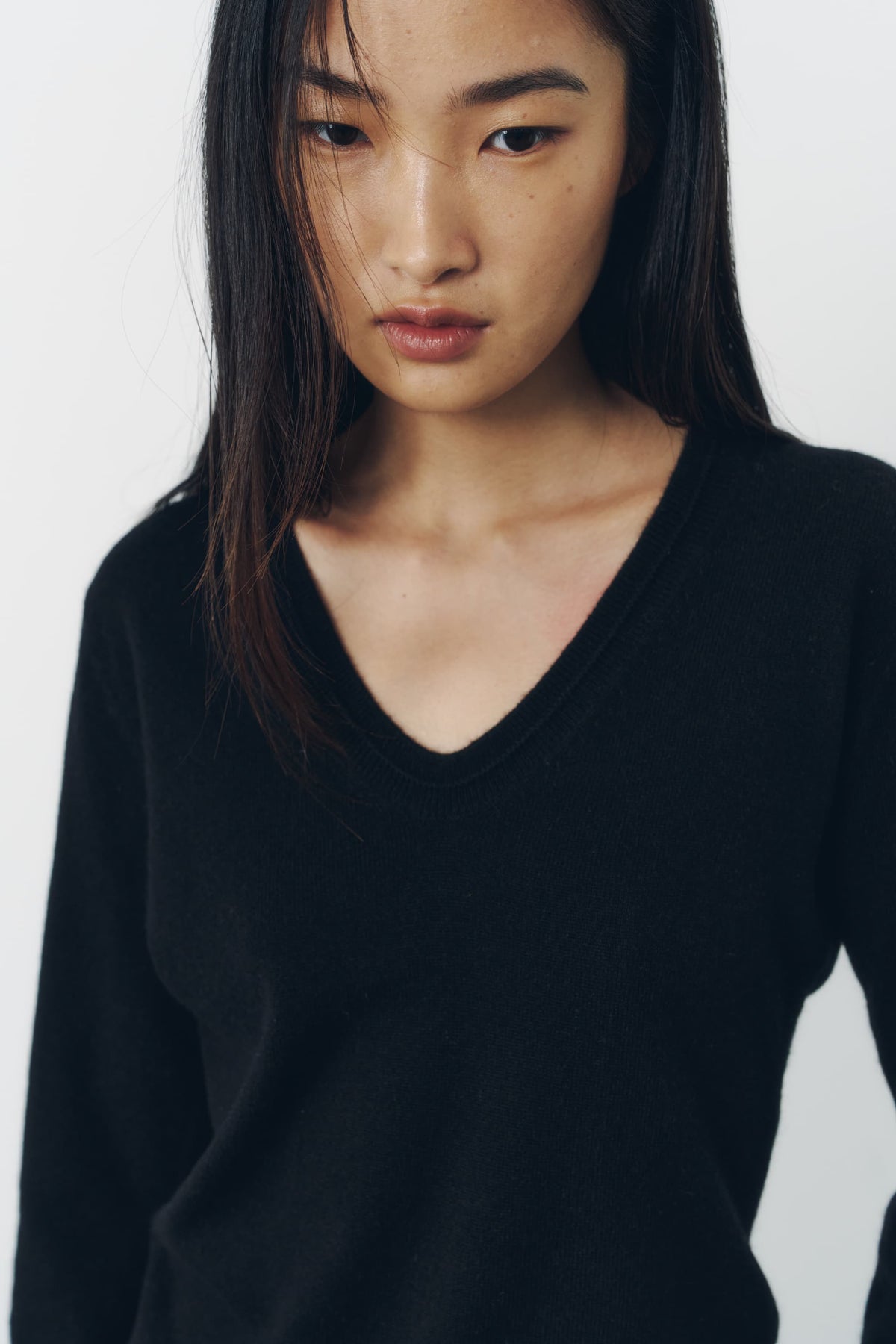 ROUND V NECK KNIT/BLACK